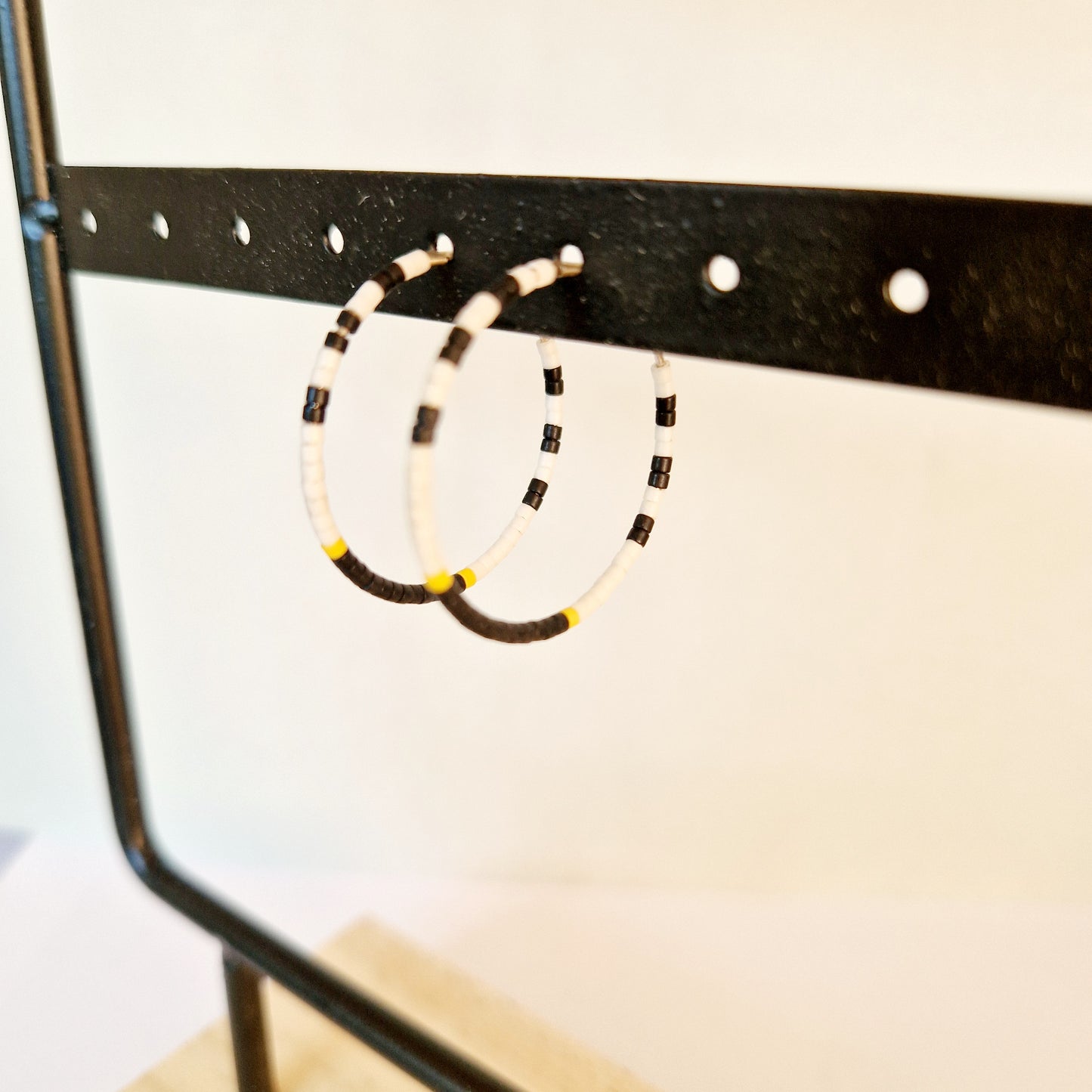Boucles d'oreilles en argent noires, blanches et jaunes