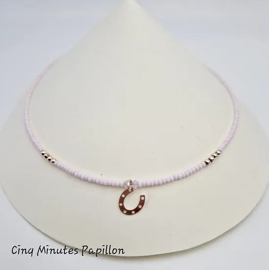 Collier en perles de rocaille et pendentif fer à cheval