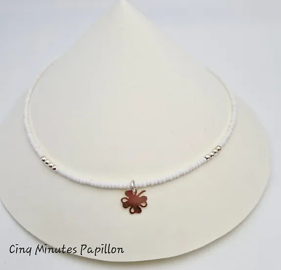 Collier en perles de rocaille et pendentif trèfle
