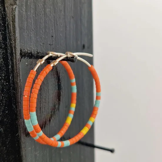 Boucles d'oreilles en argent et perles orange, bleues et jaunes