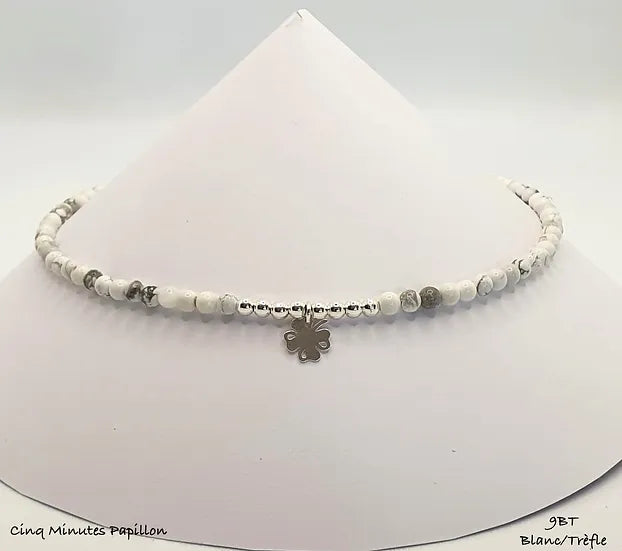 Collier blanc veiné gris, argent et pendentif trèfle