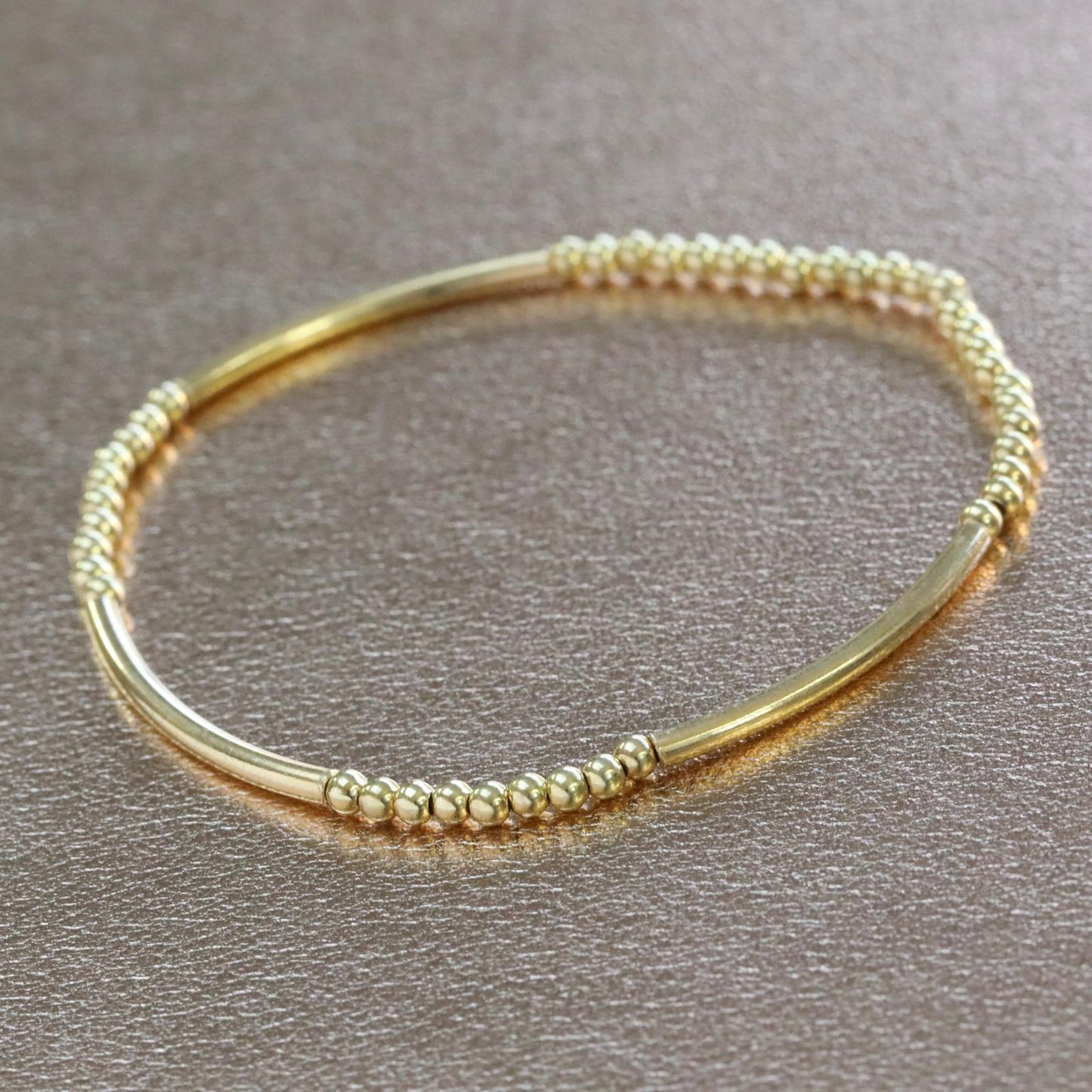 Bracelet en perles plaquées or et trois tubes plaqué or