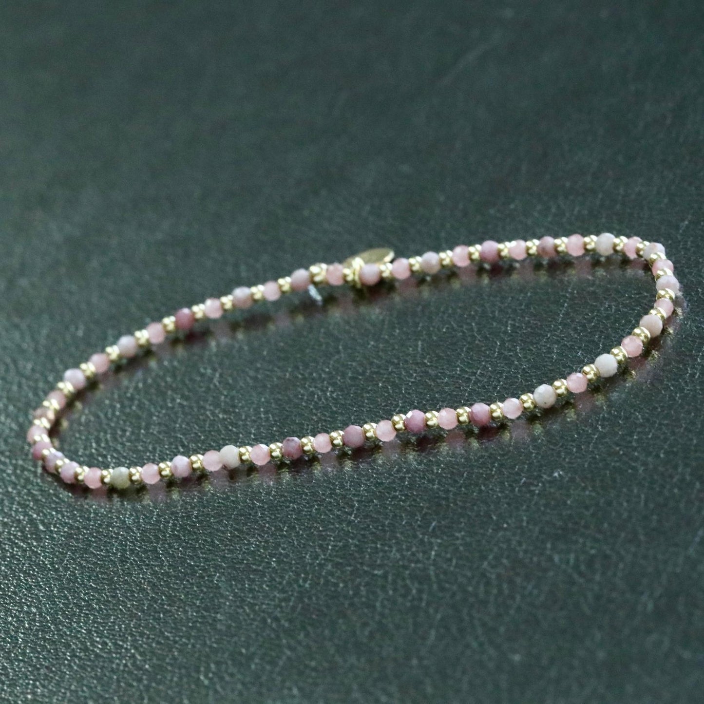Bracelets en pierres semi précieuses et perles plaquées or