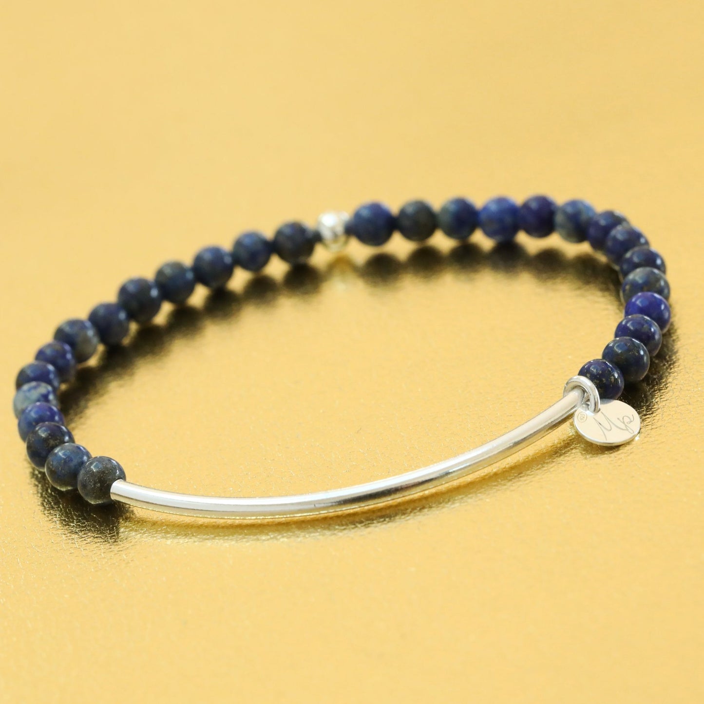 Les bracelets en pierres d'œil de tigre, améthyste, perles argent et breloque