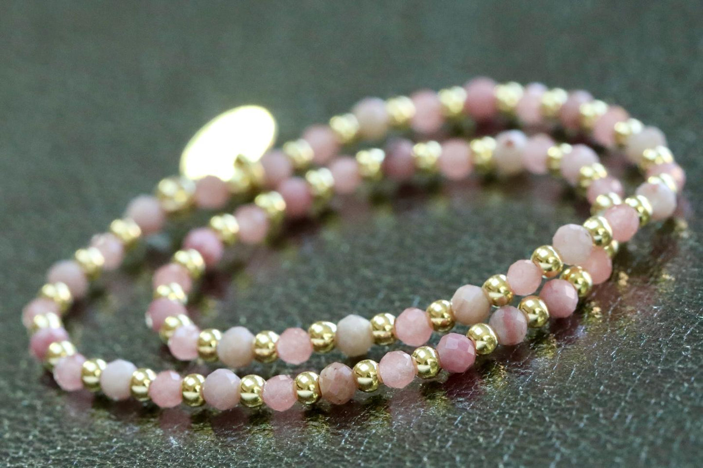 Bracelets en pierres semi précieuses et perles plaquées or