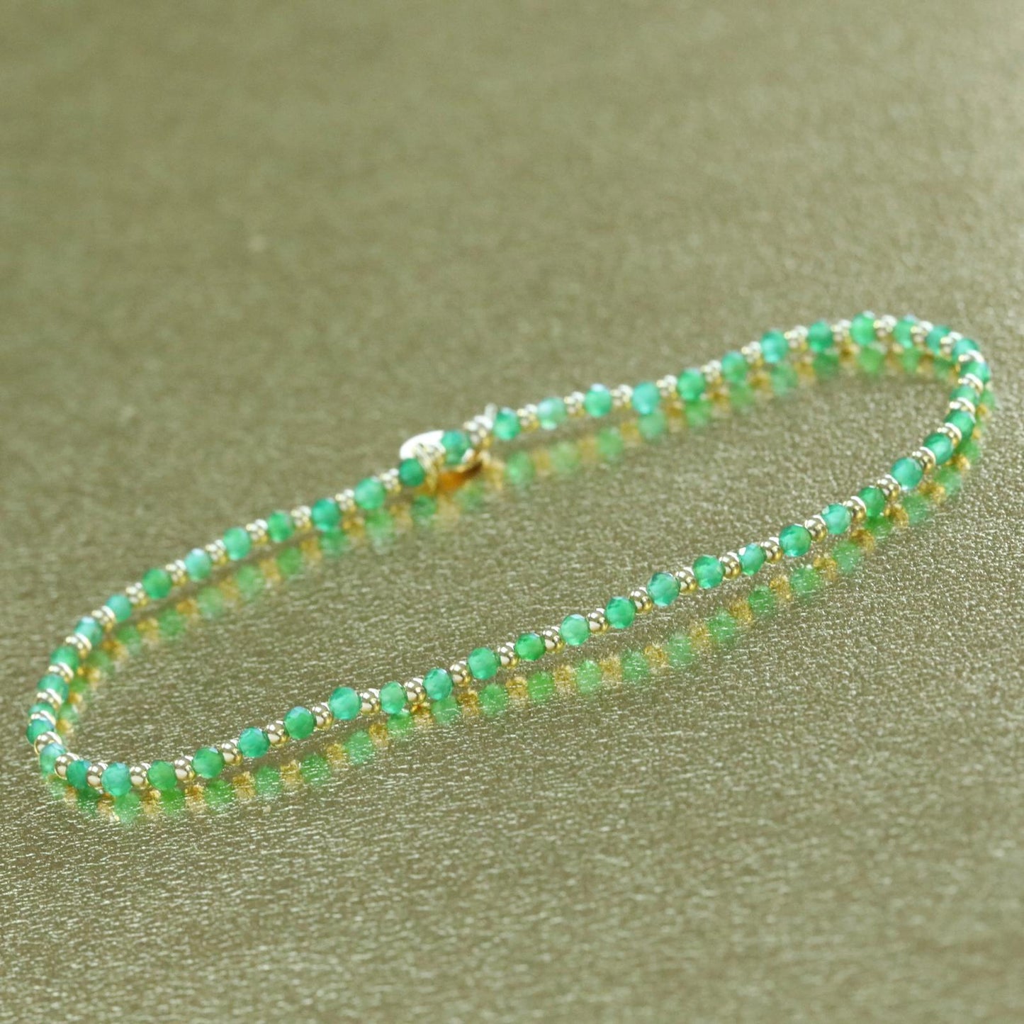 Bracelets en pierres semi précieuses et perles plaquées or