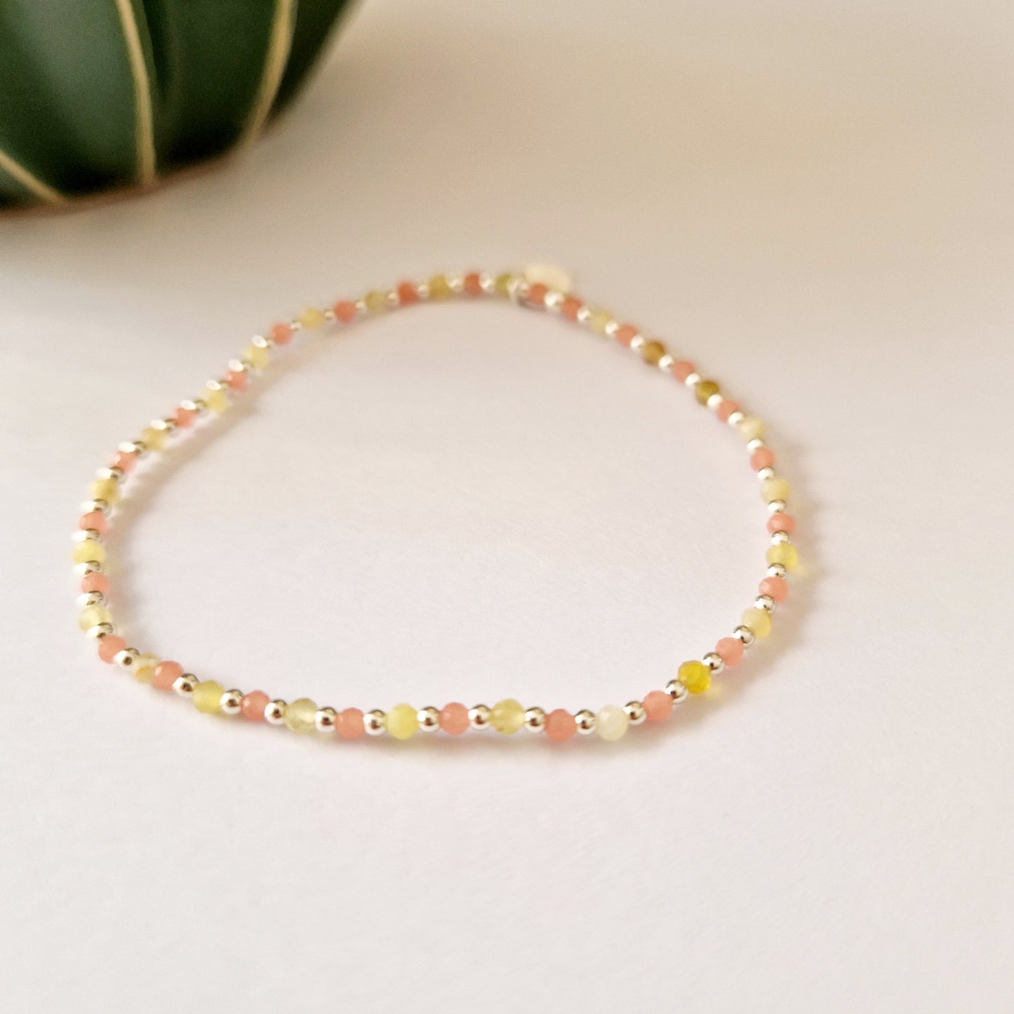 Les bracelets en pierres facetées 2mm et perles argent