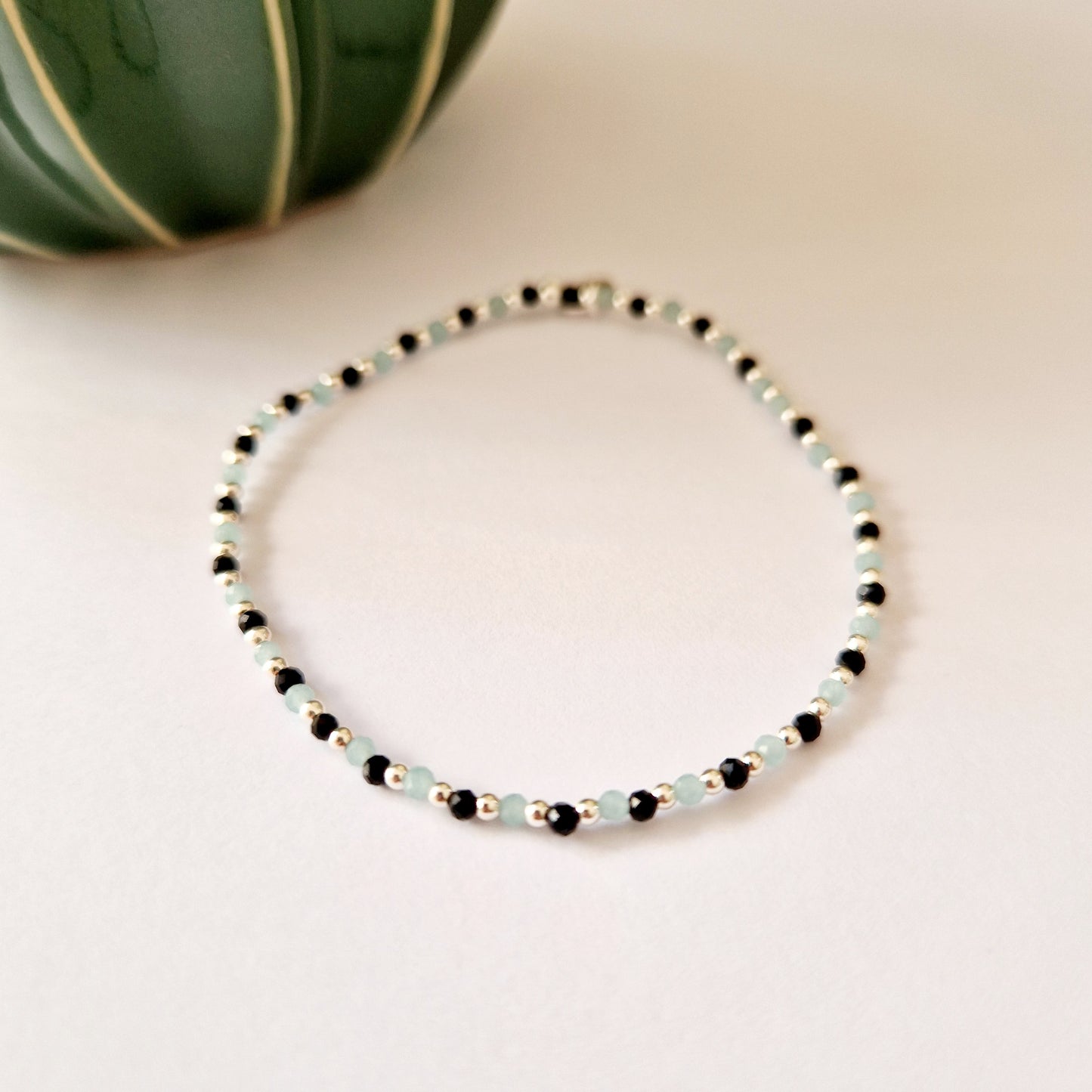 Les bracelets en pierres facetées 2mm et perles argent