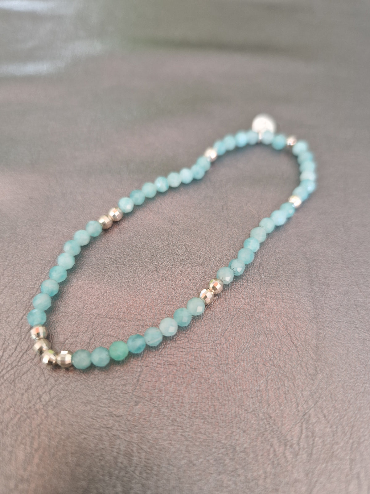 Les bracelets pierres semi précieuses et perles facetées