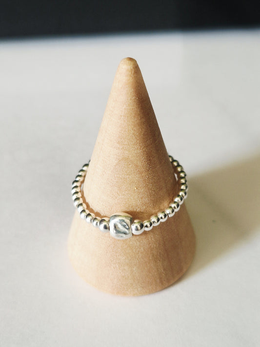 La bague en argent et perle écrasée