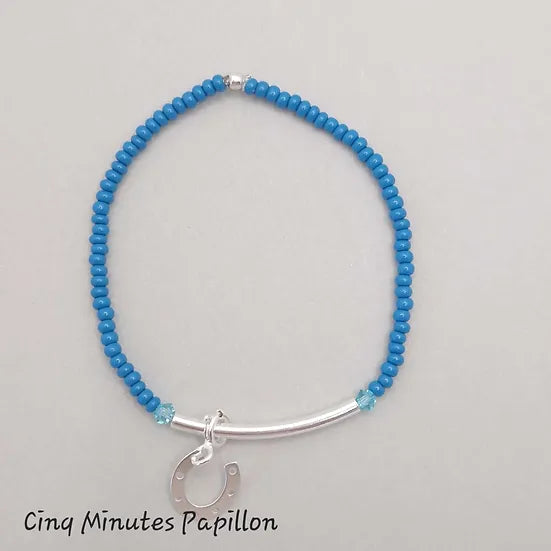 Bracelet tube en argent et breloques