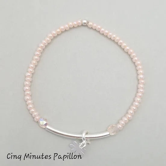 Bracelet tube en argent et breloques
