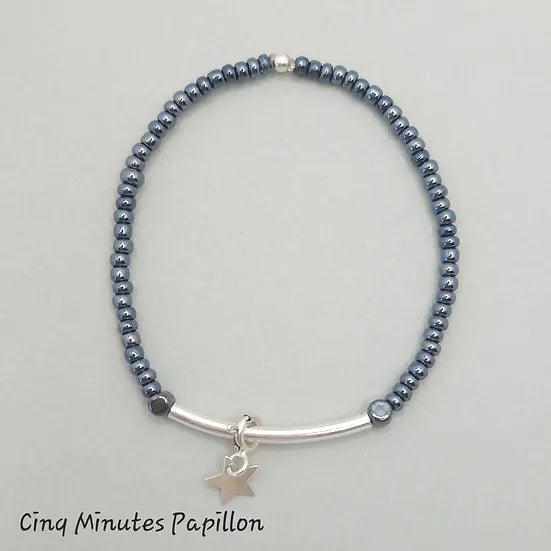 Bracelet tube en argent et breloques